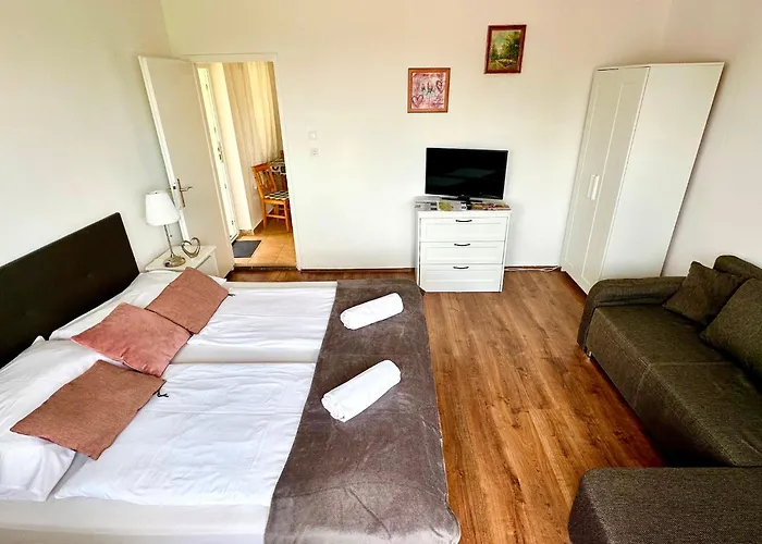 Szent Orban Panzio - Kutyabarat בית הארחה 4*